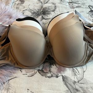 Victoria’s Secret t-shirt lightly lined Demi bras